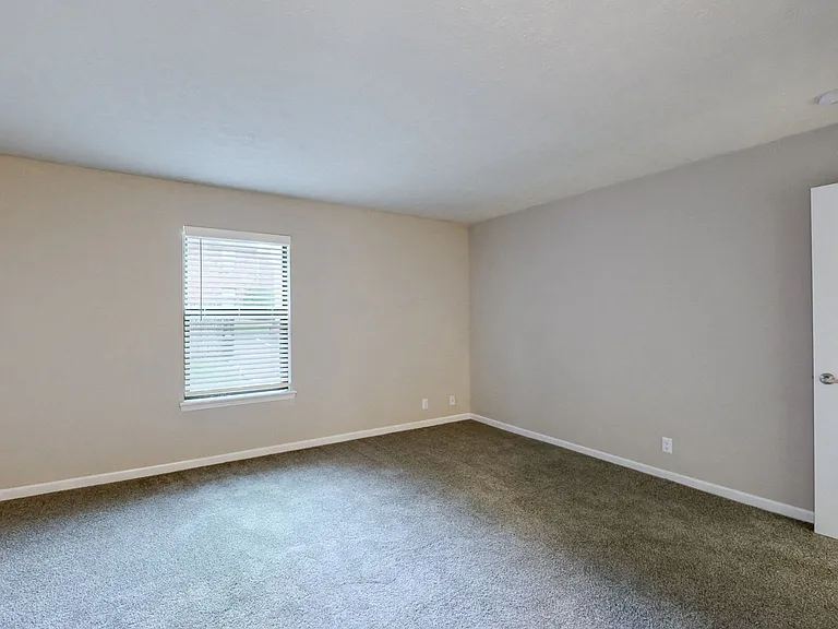 Hurstbourne Crossing Apartments — Photo 15