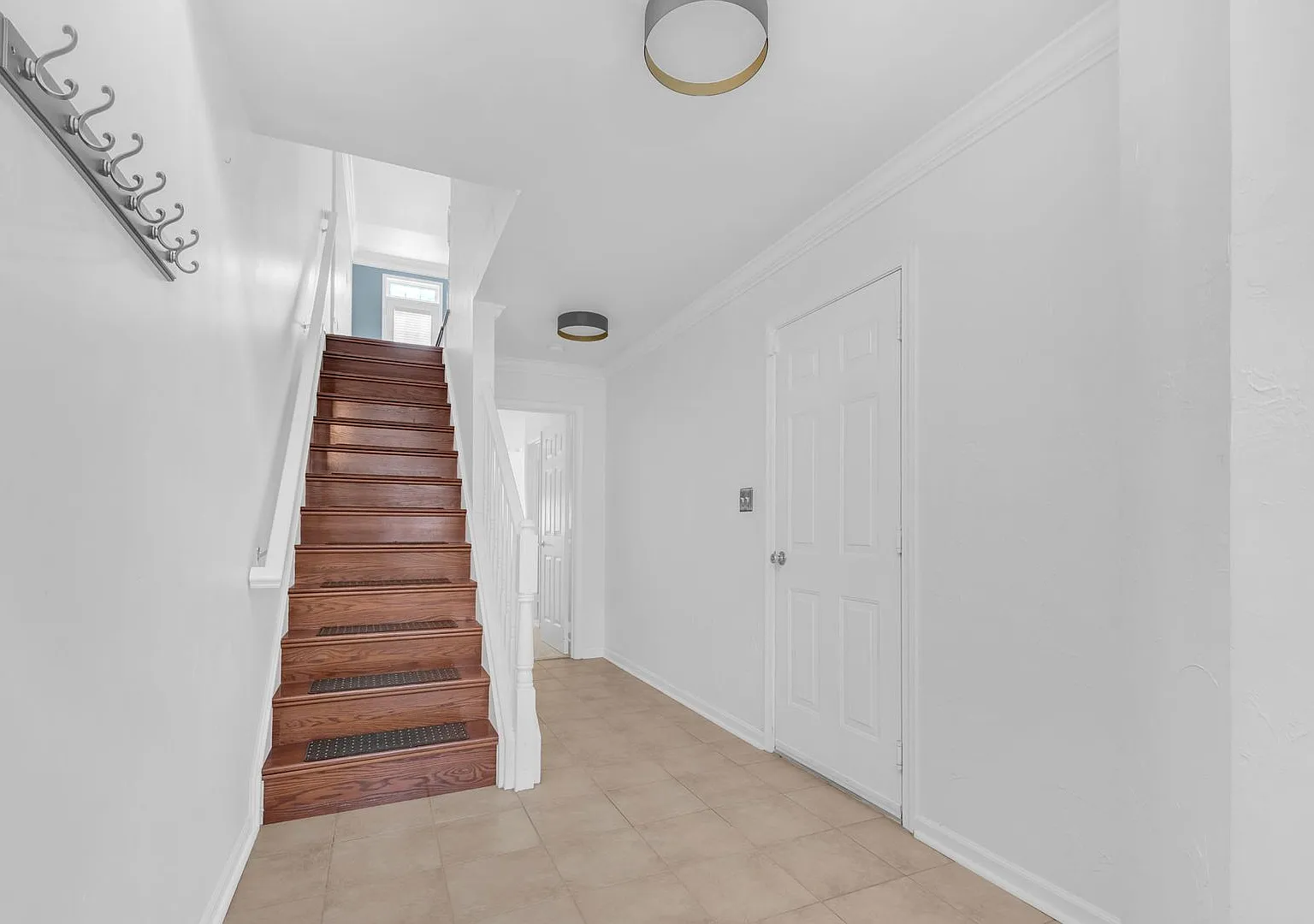 Dream Townhome in Kingstowne Updated Elegance with Flexible Living Space — Photo 4