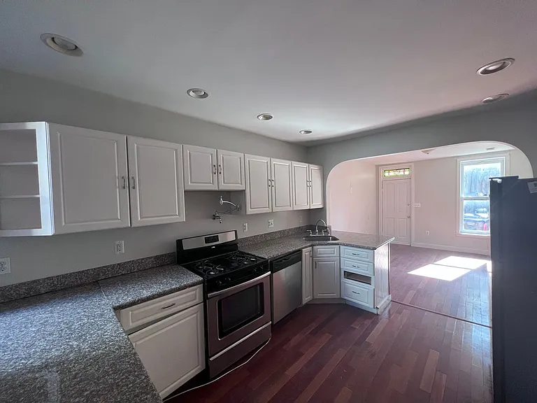 2104 Bank St — Photo 5