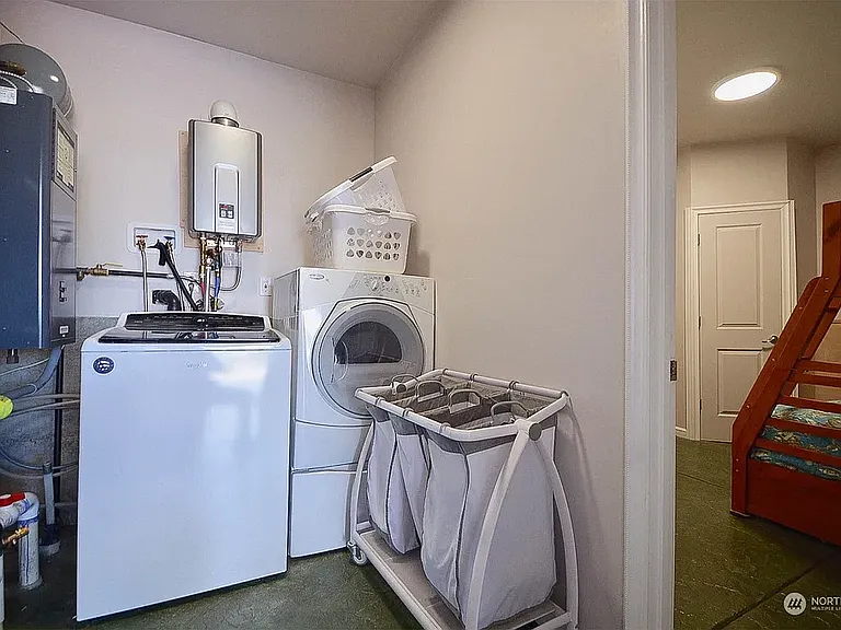 1001 N Montesano St — Photo 17