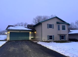 26 King Henry Rd SE, Poplar Grove, IL 61065