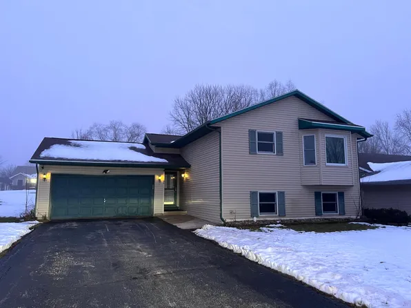 26 King Henry Rd SE, Poplar Grove, IL 61065