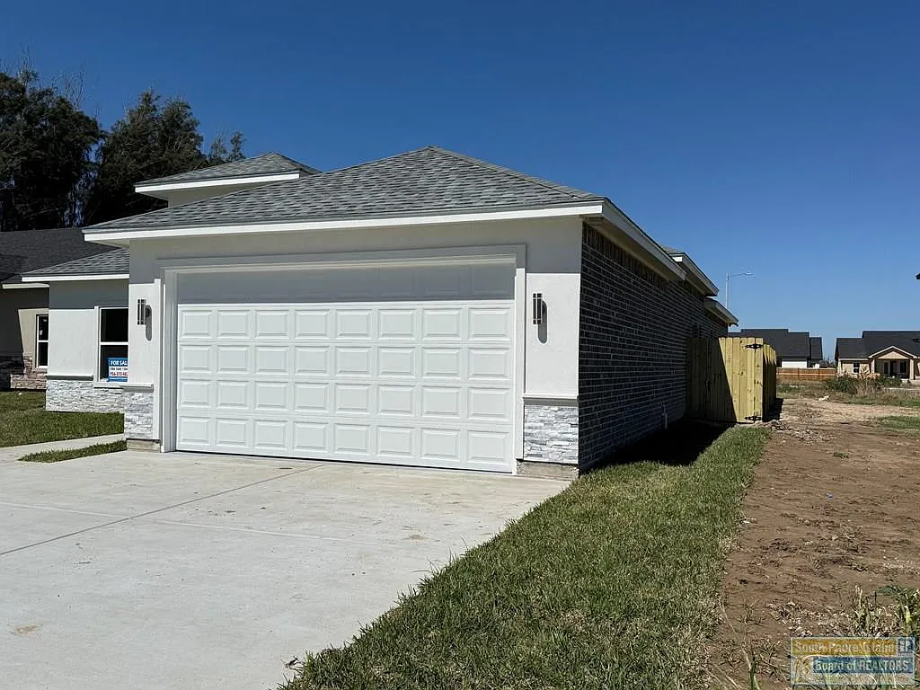 3 bed, 2.0 bath, 1592 sqft, $2,300 — Photo 3
