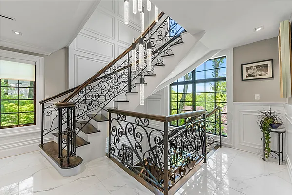 Sold by PRENDAMANO REAL ESTATE | media 20