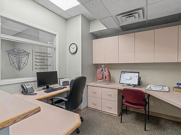4th image of 450 Clinton St Suite 1P