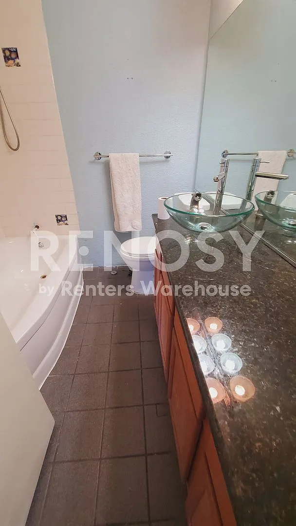 888 N Logan St — Photo 2