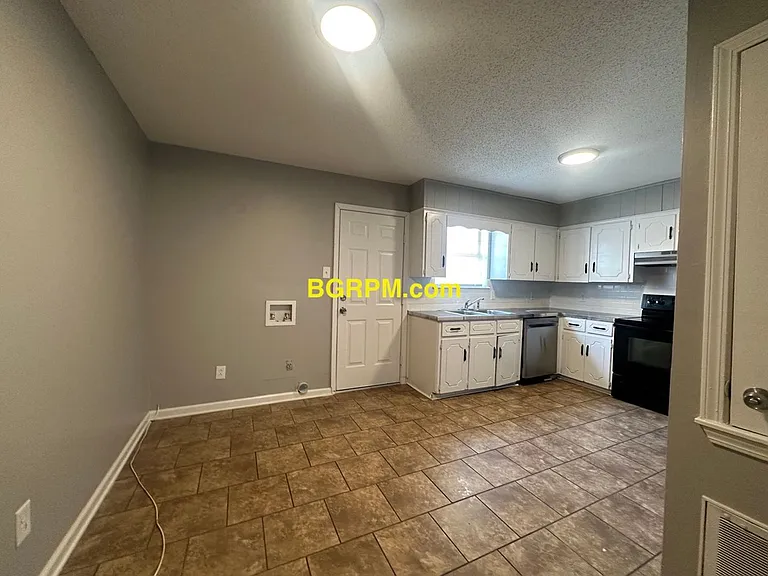 1099 W Elm St — Photo 22