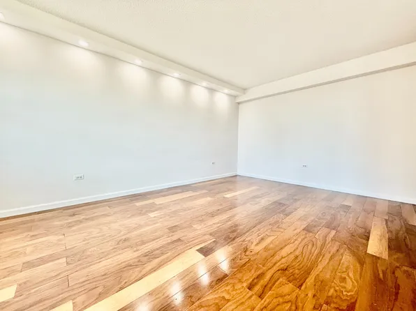 875 Boynton Avenue image 4 of 8