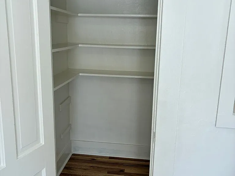 31 N Laurel St #1-4 — Photo 6