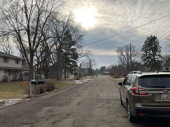4th image of 2675 Midvale Pl E