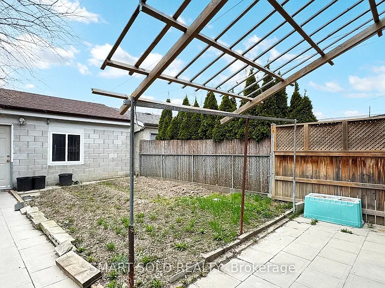 1040 Ossington Ave #MAIN FLR 2ND FLR — Photo 28