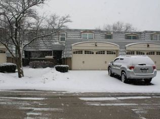 641 Burgundy Ct UNIT B, Elk Grove Village, IL 60007