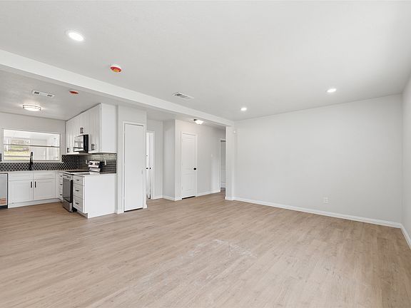 4th image of 4040 Wind River Dr