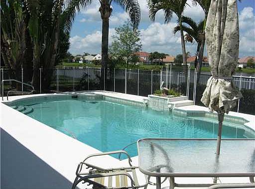 4th image of 907 SW Lake Charles Cir