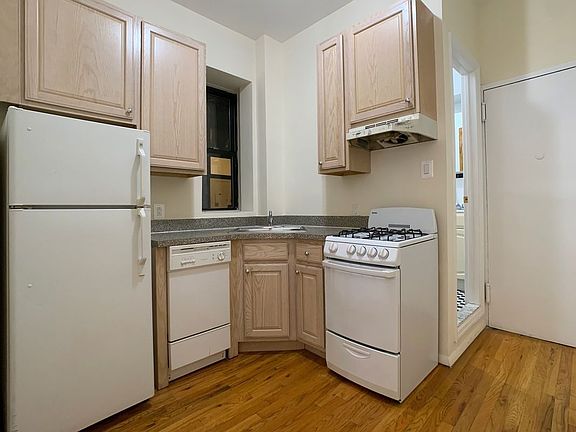 5th image of 50 Carmine St APT 1
