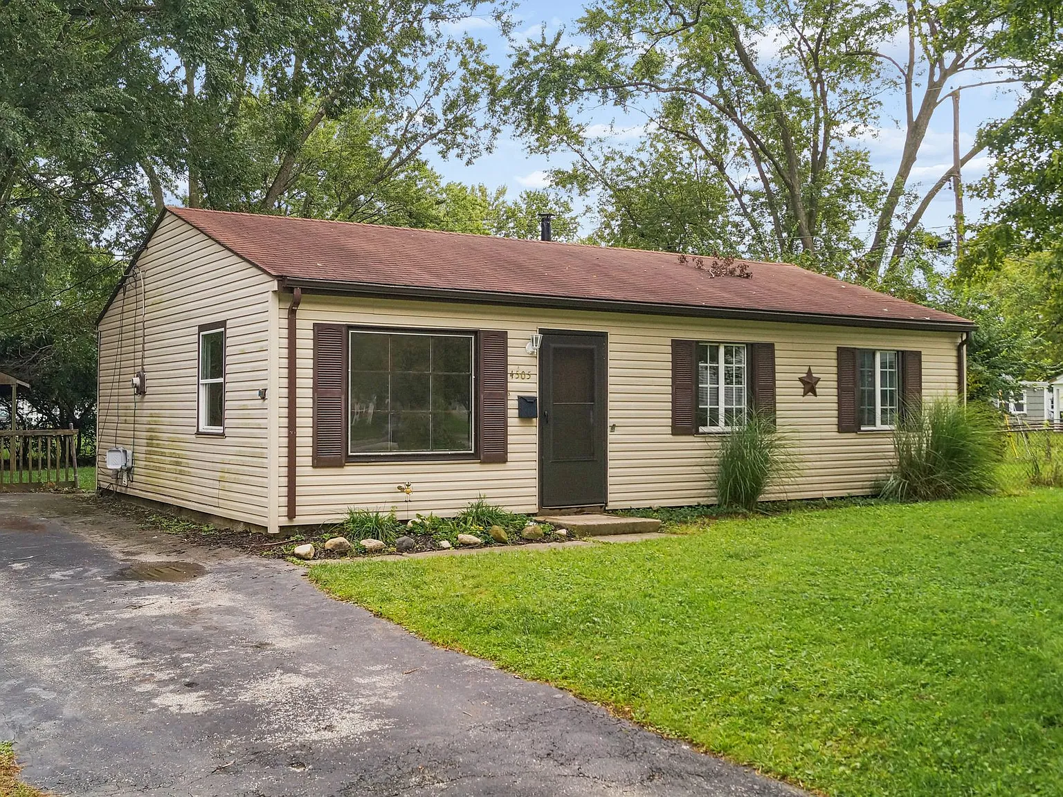 3 bed, 900 sqft, $1,800 — Photo 2