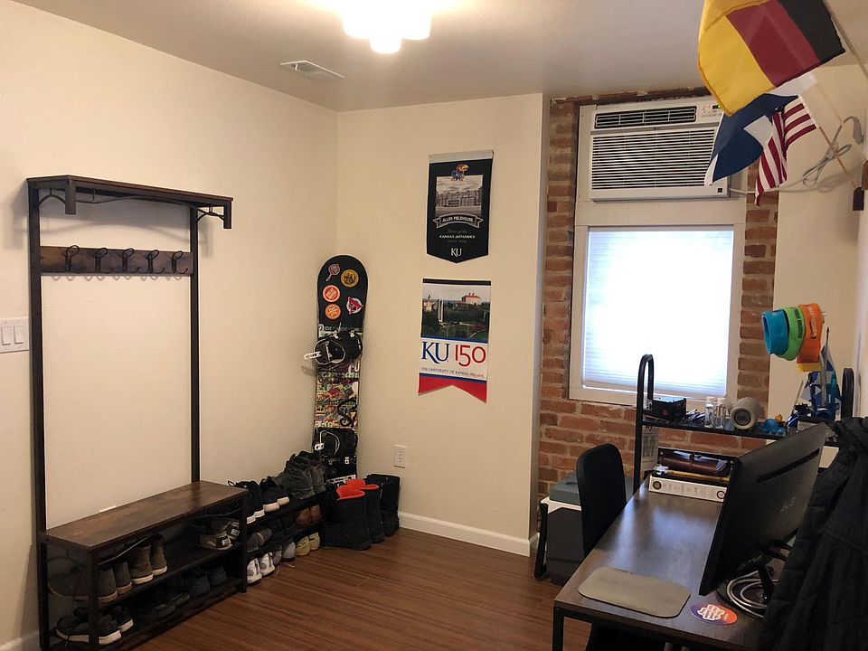 Extra Flex space- office, workout area, dining