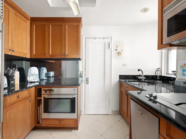 7 East 85th Street image 2 of 8