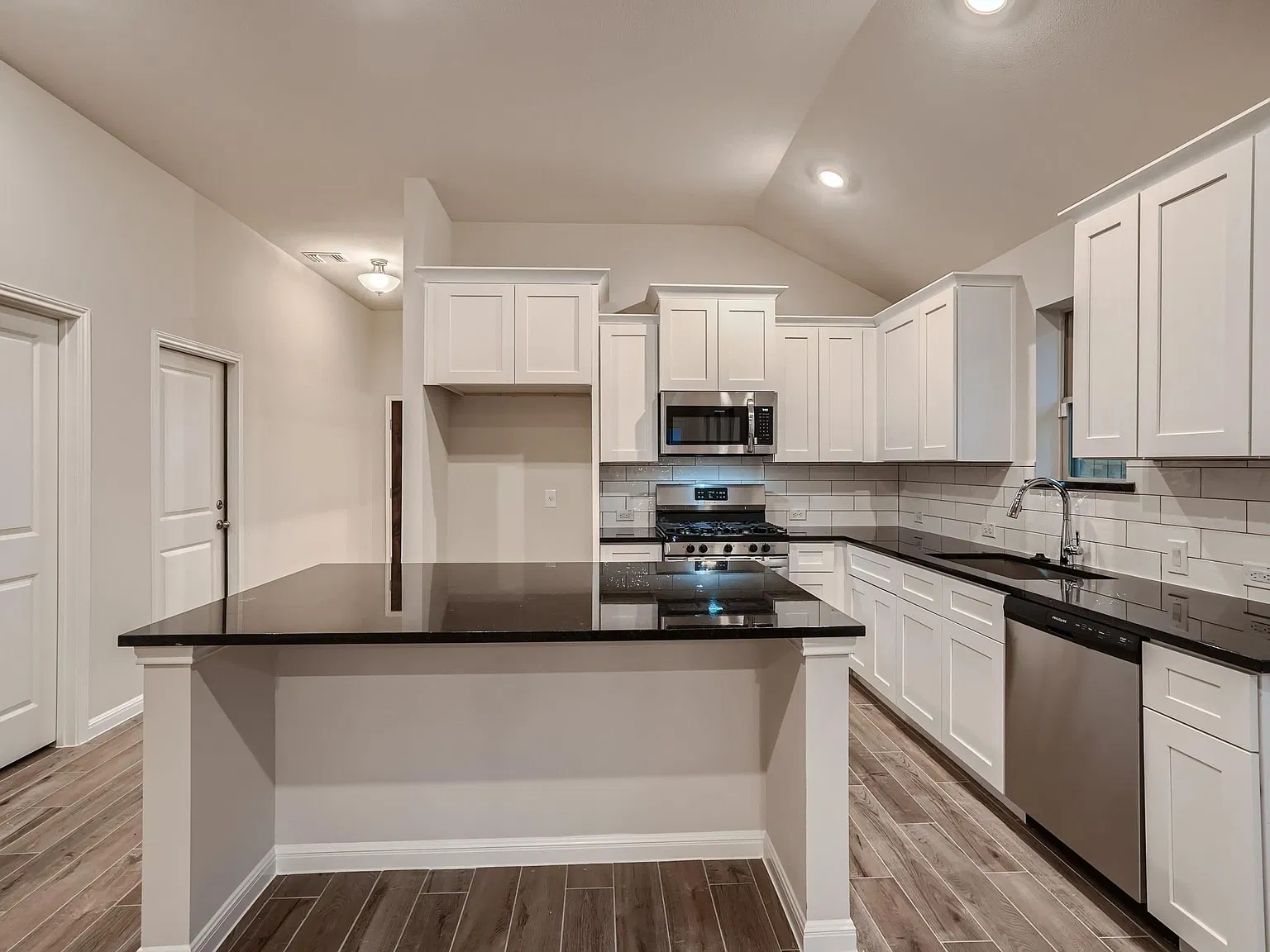 3 bed, 2.0 bath, 1846 sqft, $2,200 — Photo 2
