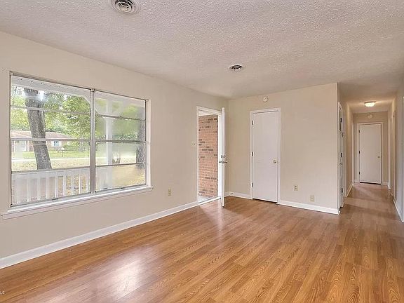 3rd image of 4797 Oakview Dr SE