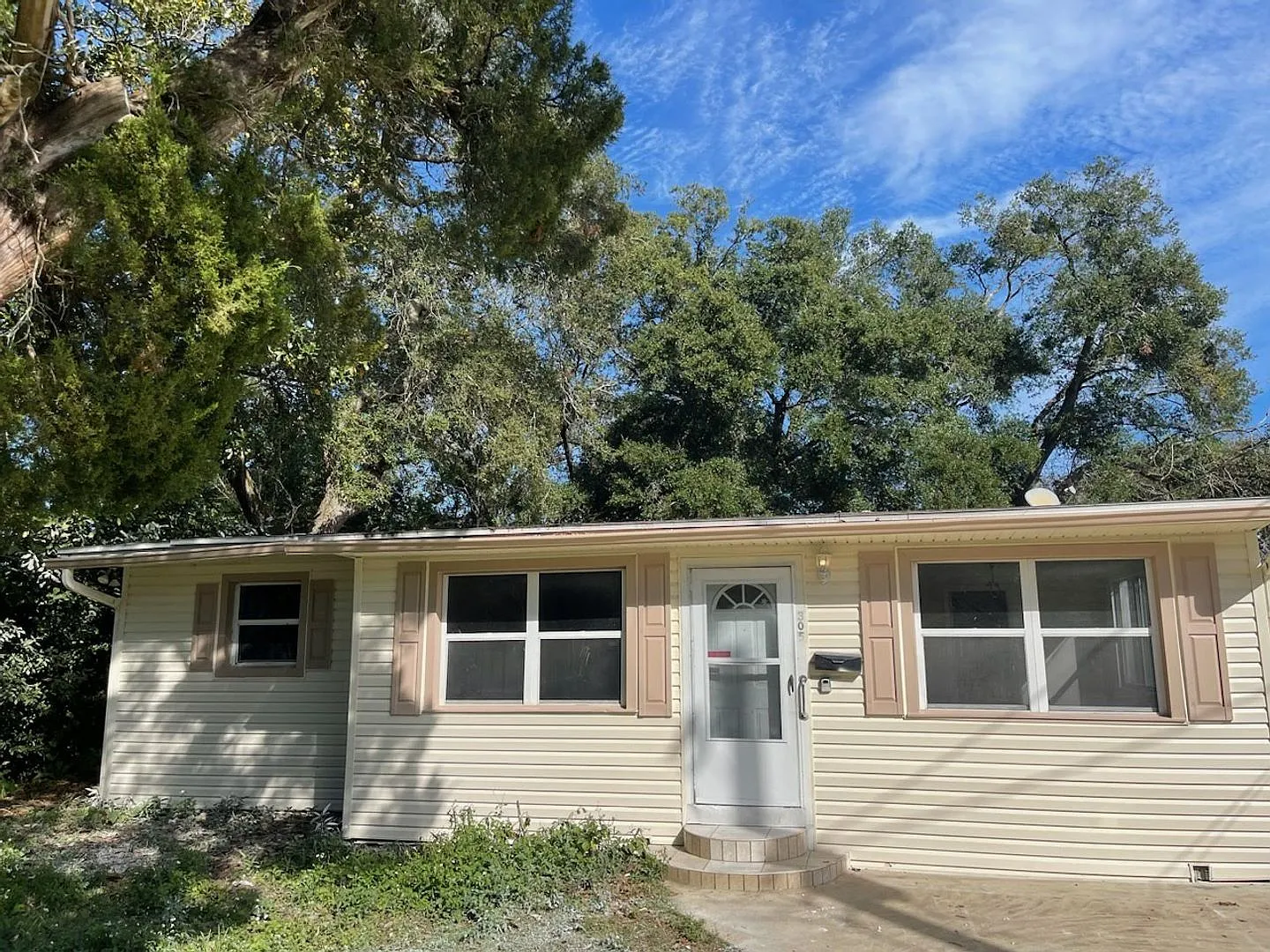 Beautiful home with backyard! — Photo 2
