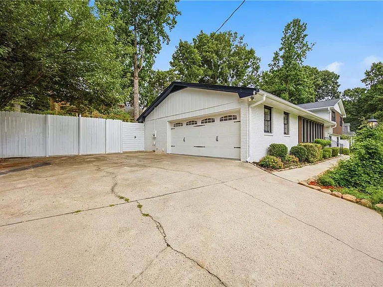 2220 Spring Mill Cv — Photo 2