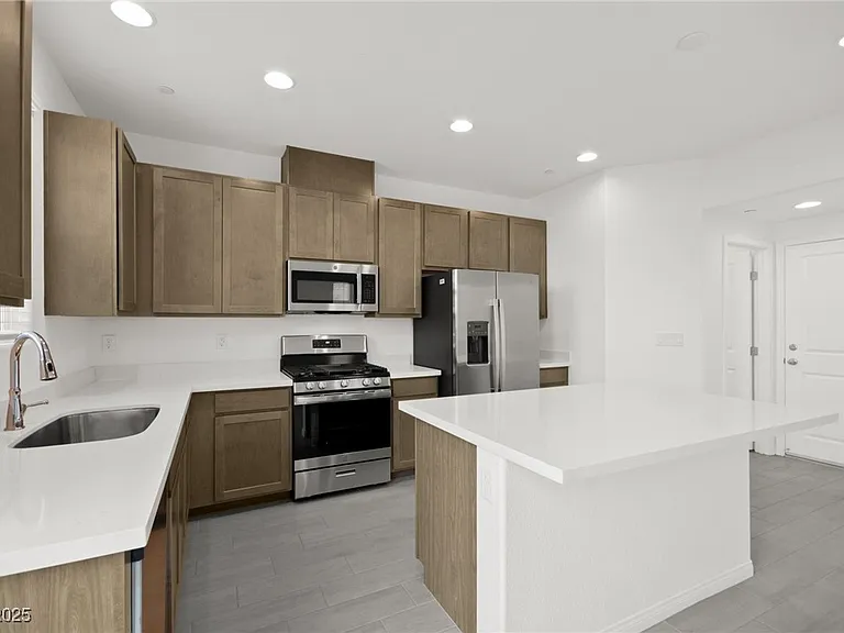 10140 Gabby Glen St — Photo 3