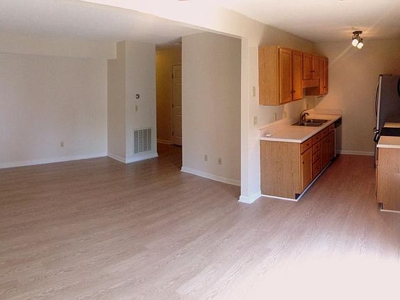 4th image of 808 Cambridgeshire Ct