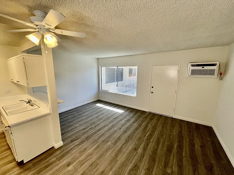 Encino Town & Country — Photo 11