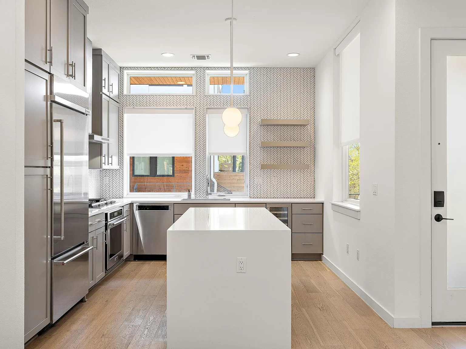 2 bed, 2.5 bath, 1236 sqft, $5,000 — Photo 4