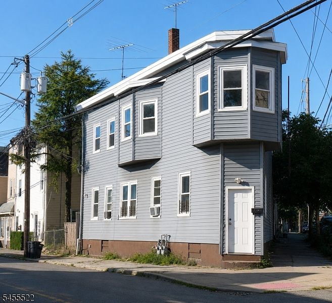 1st image of 113 E Main St