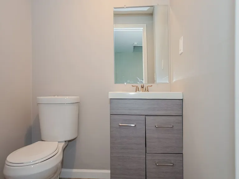 516892_027_bathroom_13323258.jpg