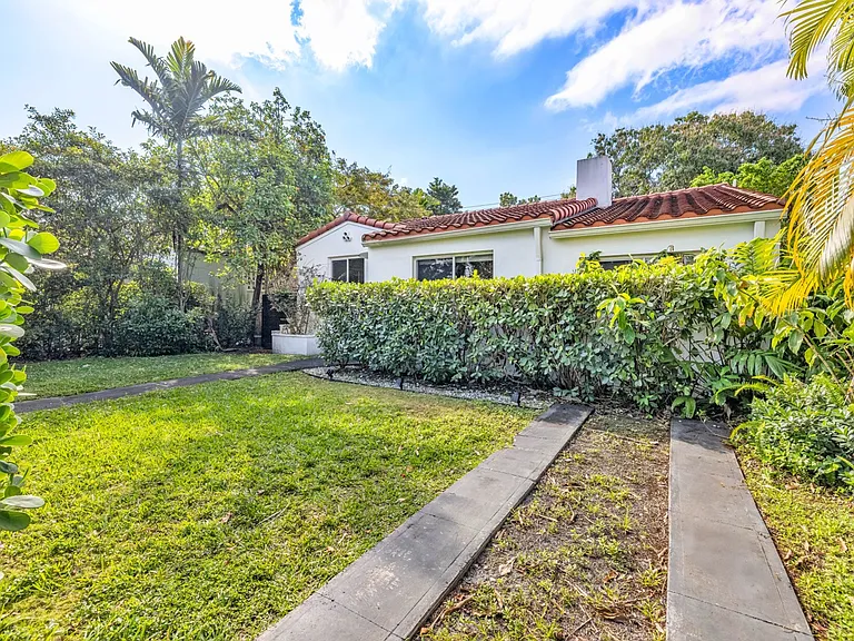 1688 SW 15th St — Photo 27