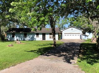 40 Hollychase St, Clute, TX 77531