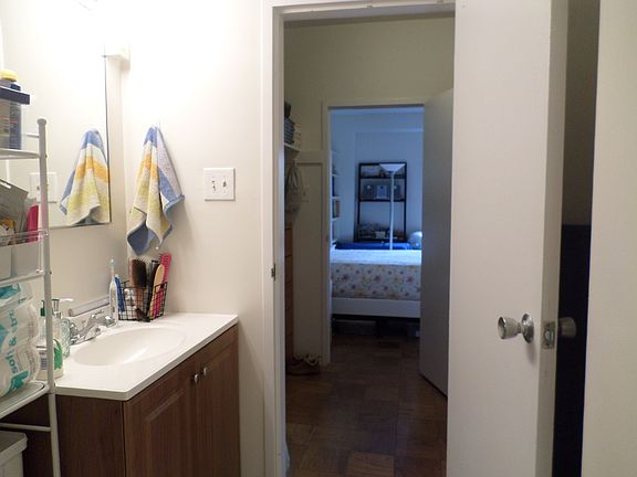 bathroom tub and shelve