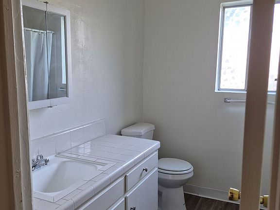 4th image of 15120 Victory Blvd #Ee01b3648