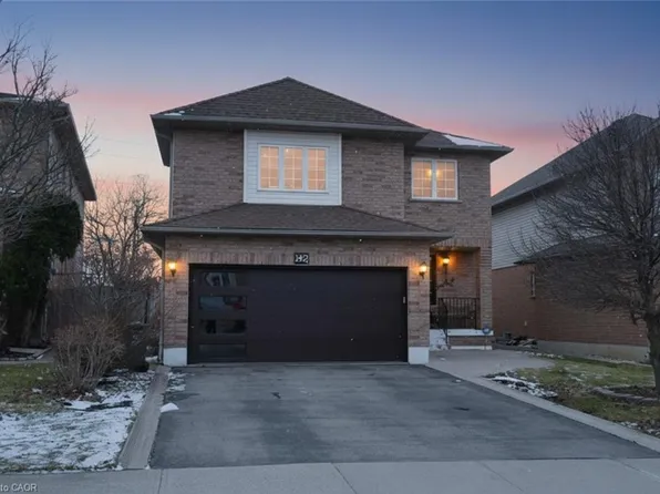 142 Hawkswood Trl, Hamilton, ON L9B 2R5