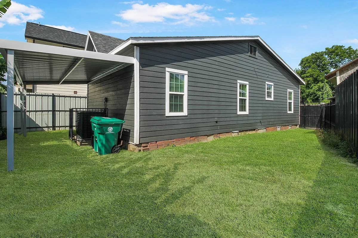 3 bed, 2.0 bath, 780 sqft, $1,800 — Photo 3