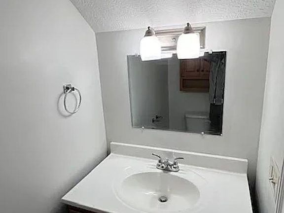 5th image of 629 Louie St