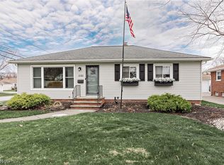 1101 Bonnie Ln, Mayfield Heights, OH 44124