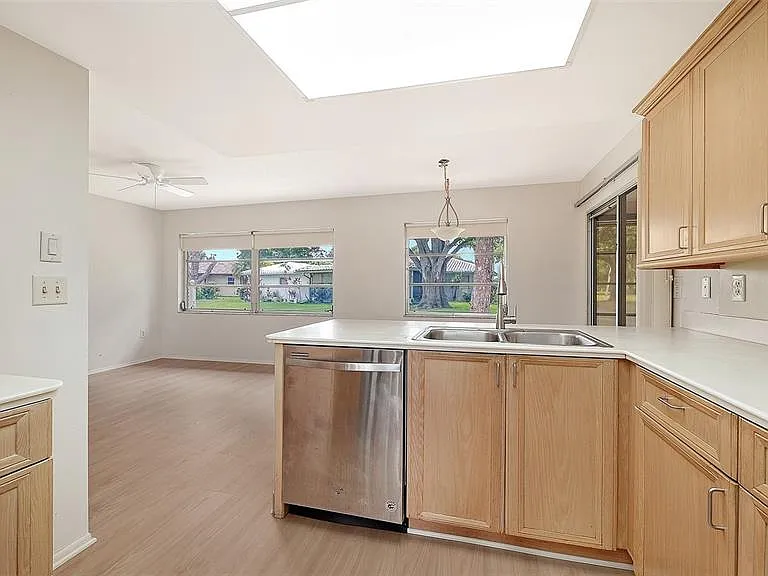 515 Rousseau Dr — Photo 11
