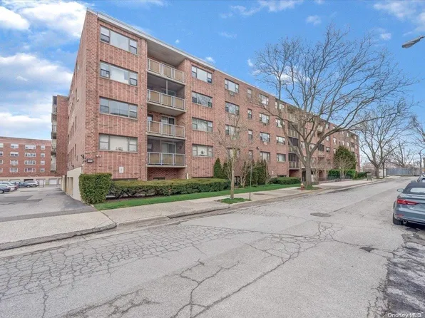 100 Clinton #2D, Mineola, NY 11501
