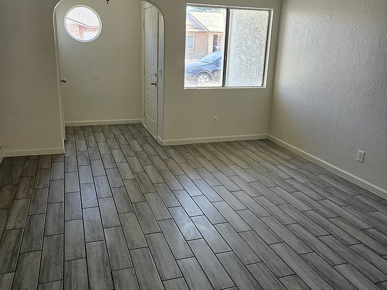 406 E Wickieup Ln — Photo 17