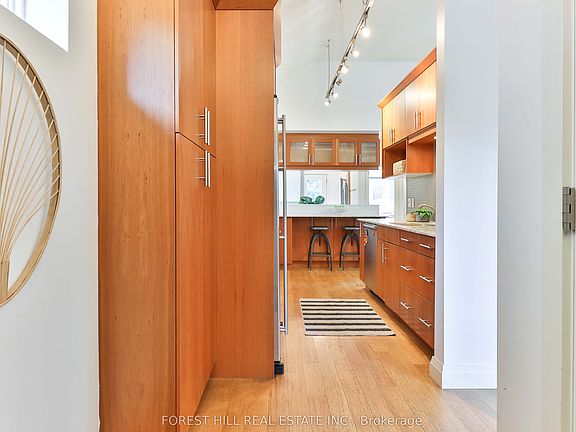 3rd image of 22 Whitewood Rd