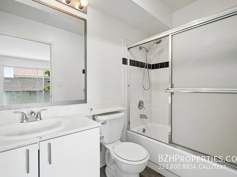 870 Crenshaw — Photo 17