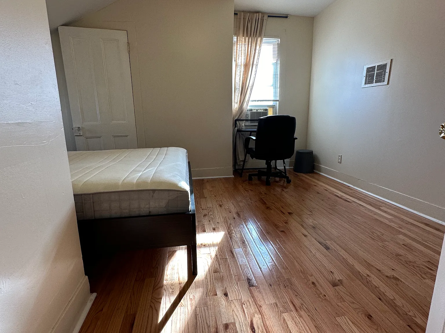 3 bed, 1000 sqft, $2,650 — Photo 4
