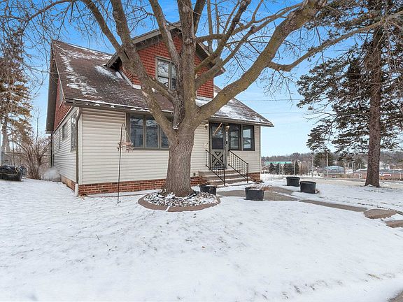 2nd image of 220 Green Bay Rd