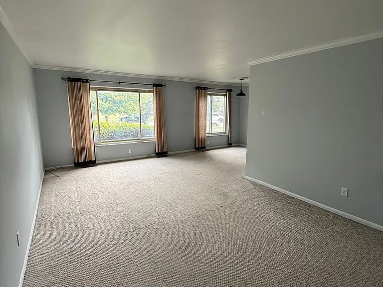 1109 Derby Rd — Photo 5