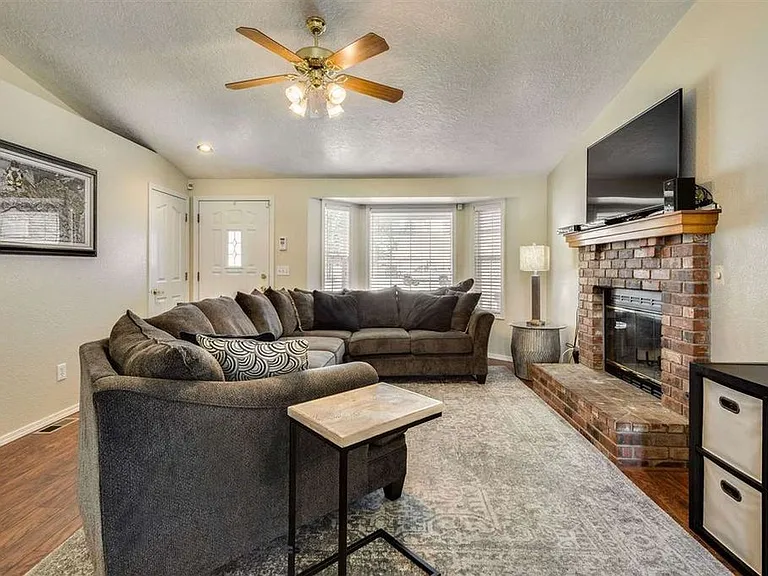 10230 W Greenleaf Ct — Photo 2