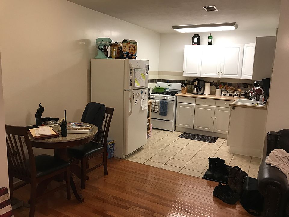 Open kitchen/living room area
